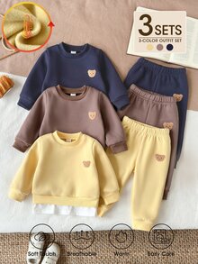 SHEIN Playful Pals 3套幼童男童運動衫慢跑褲套裝，可愛學院風黃色海軍藍棕色泰迪熊貼布，抓絨內裡長袖圓領加厚款，適合冬季與秋季假期 - 彩色 - 查看 5