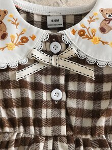 SHEIN 女嬰格紋洋裝 可愛甜美棕熊刺繡蕾絲蝴蝶結長袖彼得潘領 常規版 生日派對秋季假期服飾 - 棕色 - 查看 6