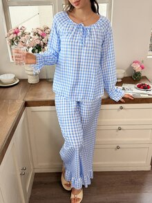 Snug Reverie Damset med pyjamastopp och byxor i blå- och vitrutigt mönster med knytning fram och volanger - Blått och Vitt - Visa 3