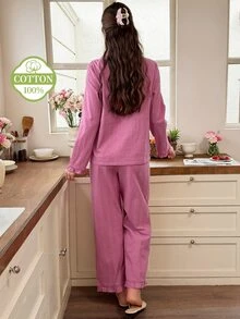 Snug Reverie طقم بيجامة نسائي من القطن 100% باللون الوردي العميق، مفتوح من الأمام بأكمام طويلة، ملابس منزلية رومانسية منعشة بنقشة جاكار وحافة مكشكشة - وردي - مشاهدة 2