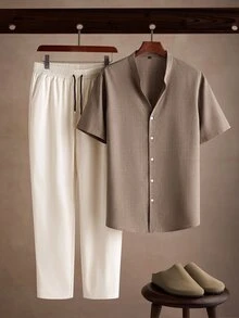 Manfinity Homme Setelan Pria Ukuran Besar Longgar 2 Potong Warna Blok, Kemeja Kerah Tegak V-Neck Cokelat Khaki + Celana Panjang Lebar Tali Serut Putih Gading, Gaya Busana Musim Panas Anak Muda Generasi Z - Coklat - View 1