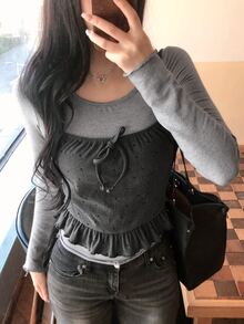 DAZY Áo thun nữ dáng ôm ngắn ngọt ngào màu xám phối patchwork chấm bi, thắt dây trước, bèo nhún, cổ tròn, tay dài - Xám - Xem 1