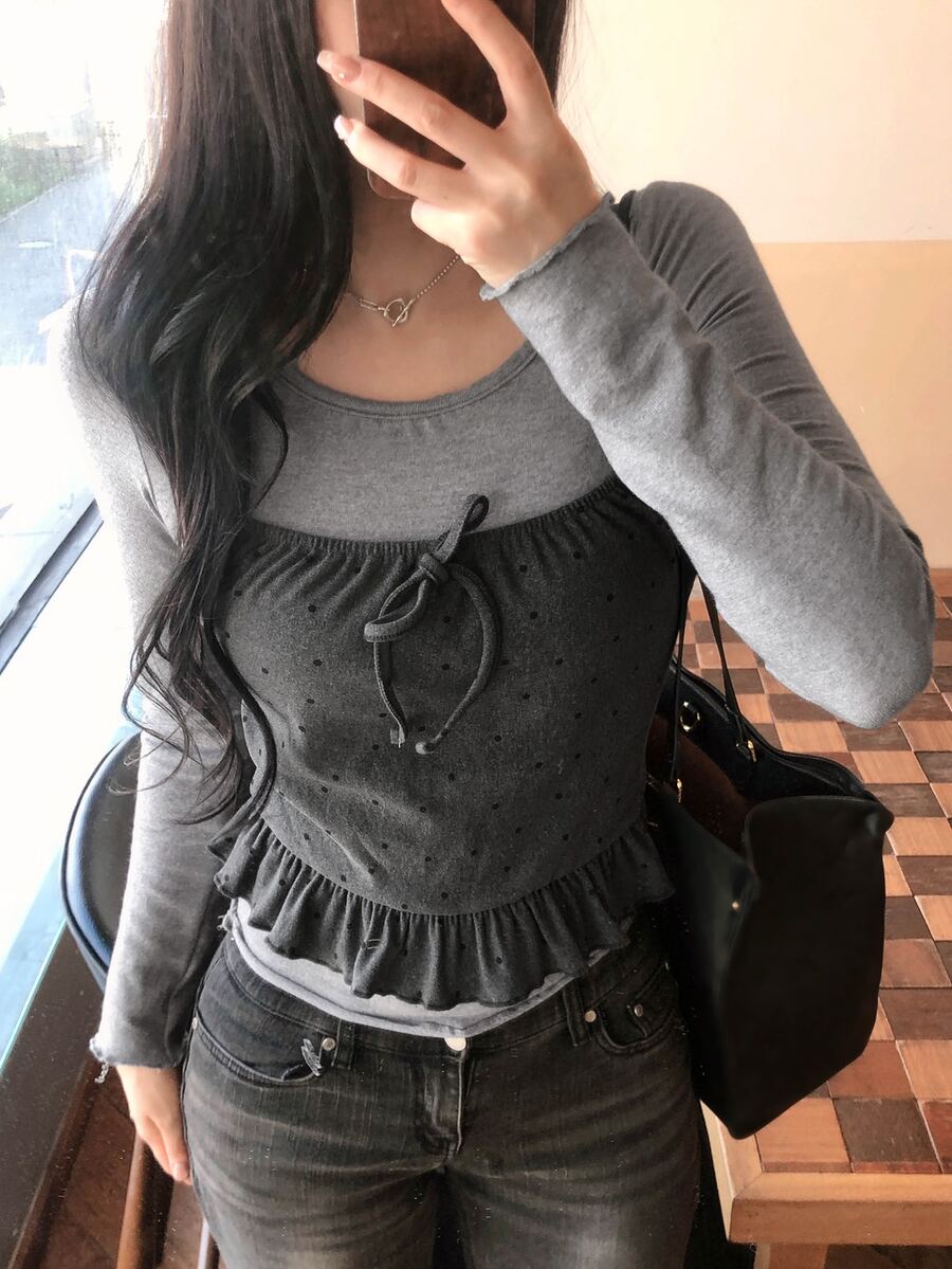 DAZY Áo thun nữ dáng ôm ngắn ngọt ngào màu xám phối patchwork chấm bi, thắt dây trước, bèo nhún, cổ tròn, tay dài - Xám - Xem 1