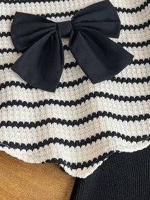 SHEIN 2件組幼女羅紋上衣＋喇叭褲，甜美黑白蝴蝶結羅紋長袖圓領休閒套裝，生日派對秋季連身衣毛衣，時尚風 - 黑與白 - 查看 4