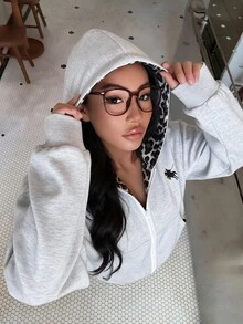 SHEIN Sparklyn Tween女孩短版連帽拉鍊外套，灰色寬鬆落肩外套，豹紋對比連帽內裡設計，小馬印花設計，休閒袋鼠口袋羅紋下擺，時尚青少年學生日常運動上衣，舒適針織面料，春秋百搭修身短版外套連帽衫 - 灰色 - 查看 3