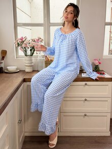 Snug Reverie Damset med pyjamastopp och byxor i blå- och vitrutigt mönster med knytning fram och volanger - Blått och Vitt - Visa 5