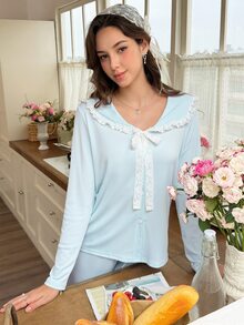 Snug Reverie طقم بيجامة نسائي رومانسي منعش بتفاصيل دانتيل متباينة وتجاعيد وفتحة أمامية - أزرق فاتح اللون - مشاهدة 3
