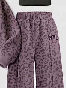 紫色調時尚豹紋運動風拼色 NYC 字母圖案女童休閒套裝，柔軟舒適寬鬆圓領套頭衛衣搭配寬腿褲，適合秋冬日常穿著、街頭風、新風格、時尚女孩、校園風返校穿搭 - 彩色 - 查看 4