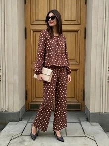 SHEIN PariChic طقم نسائي من قطعتين قميص بأكمام طويلة وبنطال بطبعة نقاط فرنسية - بني - مشاهدة 3
