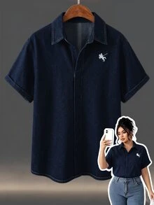 Elenzga Atasan Denim Lengan Pendek Kasual Ukuran Plus Wanita dengan Bordir di Bagian Depan - Dark Wash - View 1