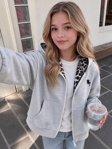 SHEIN Sparklyn Tween女孩短版連帽拉鍊外套，灰色寬鬆落肩外套，豹紋對比連帽內裡設計，小馬印花設計，休閒袋鼠口袋羅紋下擺，時尚青少年學生日常運動上衣，舒適針織面料，春秋百搭修身短版外套連帽衫 - 灰色 - 查看 6