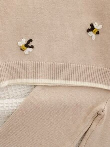 SHEIN 女嬰 2 件套毛衣套裝，圓領套頭上衣搭配手工刺繡蜜蜂設計，工藝精湛，精緻 + 針織寬腿褲，舒適柔軟，黃色蜜蜂，甜美休閒優雅淑女風，極簡日常穿著，適合秋冬旅行出遊派對戶外 - 駝色 - 查看 9