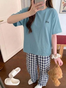 DAZY 2件組女款居家服套裝，寬鬆短袖T恤搭配直筒格紋長款睡褲 - 淺藍色 - 查看 5