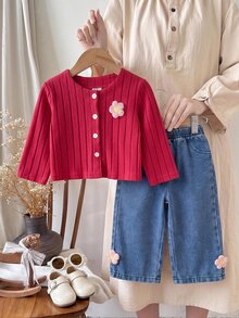 SHEIN 2件組幼女開襟衫+牛仔褲套裝，甜美可愛紅藍配色，3D花朵羅紋長袖圓領常規版生日派對秋季假期外套直筒 - 紅色 - 查看 1