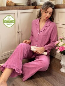 Snug Reverie طقم بيجامة نسائي من القطن 100% باللون الوردي العميق، مفتوح من الأمام بأكمام طويلة، ملابس منزلية رومانسية منعشة بنقشة جاكار وحافة مكشكشة - وردي - مشاهدة 4