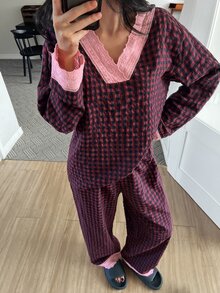 DAZY طقم بيجامة نسائي من ملابس علوية بأكمام طويلة بنقشة مربعات وملمس بارز وبنطال طويل مع تطريز دانتيل - الأحمر - مشاهدة 3