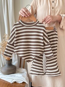 SHEIN Playful Pals 2件組幼女上衣＋喇叭褲，甜美棕色奶油條紋針織，波浪邊長袖圓領，休閒款，生日派對秋季假期時尚穿搭 - 棕色 - 查看 1
