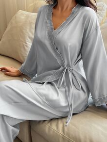 DAZY 2件組女款蕾絲拼接不對稱前領V領長袖上衣與直筒長睡褲家居服套裝 - 淺藍色 - 查看 3