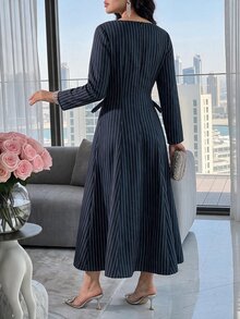 Feyla Gaun Wanita Lengan Panjang Leher Bulat dengan Kancing dan Sabuk Pinggang Motif Garis-garis - Navy Blue - View 2