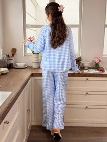 Snug Reverie Damset med pyjamastopp och byxor i blå- och vitrutigt mönster med knytning fram och volanger - Blått och Vitt - Visa 2
