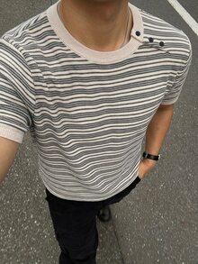 DAZY 男士短袖條紋針織上衣，圓領與不對稱鈕扣門襟設計 - 卡其色 - 查看 7