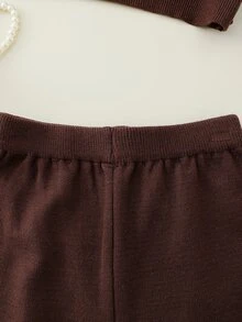 SHEIN 女童 2 件套針織套裝，高領套頭毛衣與直筒長褲，舒適柔軟百搭提花愛心圖案，卡其色，優雅甜美可愛，適合秋冬休閒外出、玩耍、派對，簡約百搭日常穿搭 - 咖啡棕 - 查看 3