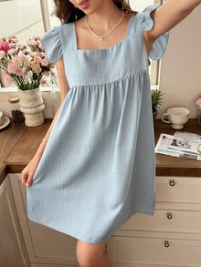 Snug Reverie فستان نوم بتصميم سموك مع ياقة مربعة وحافة مكشكشة - الأزرق - مشاهدة 6