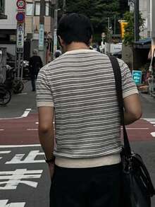 DAZY 男士短袖條紋針織上衣，圓領與不對稱鈕扣門襟設計 - 卡其色 - 查看 2