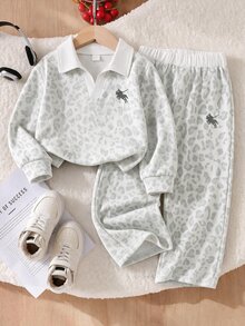SHEIN Playful Pals 2件組少女學院風豹紋馬術刺繡 Polo 領寬腿褲運動衫套裝，校園派對街頭風秋季穿搭 - 灰色 - 查看 3