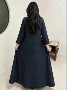 Al Najma 大尺碼女款領口葉片鏤空貼花 3D 秋冬長袖寬鬆版型大裙擺優雅洋裝 - 藏蓝色 - 查看 2
