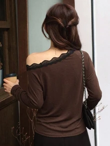 DAZY 女款對比蕾絲飾邊寬鬆長袖不對稱肩休閒度假韓系街頭風春秋上衣T恤 - 咖啡棕 - 查看 2