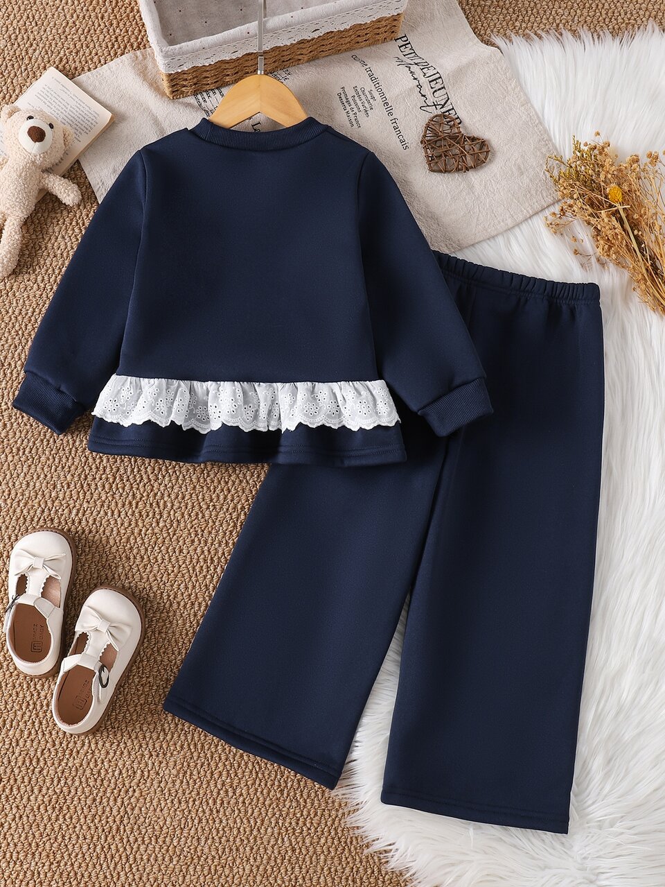 Girls Korean Style Navy Blue Sweet Small Red Heart Embroidered Crew Neck Sweatshirt Set, Exquisite Hem Lace Ruffle Splicing Puff Long Sleeve Loose Top, Wide Leg Long Pants, Soft Skin-Friendly Draping Non-Restrictive Fabric, Versatile Gentle Cute Kids Outfit For Daily Home And Outdoor Wear