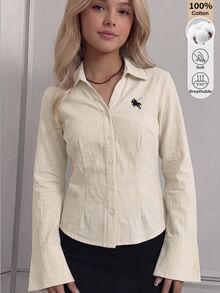 SHEIN 青少年女孩秋冬米白色領口長袖襯衫，左胸精緻黑馬圖案，修身腰部剪裁勾勒輪廓，柔軟喇叭袖設計，適合校園與日常穿著，打造優雅甜美女孩造型 - 杏色 - 查看 3