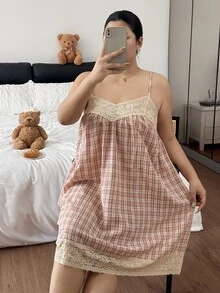 Napfluff CURVE Napfluff CURVE Gaun Tidur Longgar Nyaman Ukuran Besar dengan Tali Bahu Tipis dan Motif Kotak-kotak Kontras Renda - Berwarna merah muda - View 3