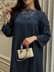 Al Najma 大尺碼女款領口葉片鏤空貼花 3D 秋冬長袖寬鬆版型大裙擺優雅洋裝 - 藏蓝色 - 查看 6