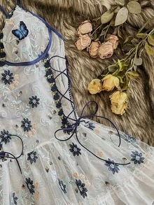 Elorette ثوب نوم نسائي شفاف مثير بتصميم ربط وشبكة متباينة مع تطريز زهري كثيف - أبيض - مشاهدة 3