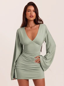 SHEIN BAE 秋冬淺綠色深V領喇叭袖抓褶緊身迷你短洋裝，適合感恩節、亡靈節、早午餐 - 薄荷綠 - 查看 4