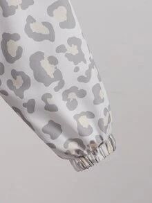 SHEIN 女童豹紋連帽夾克，前開襟拉鍊休閒長袖外套運動夾克，附口袋，經典豹紋全圖案設計，寬鬆舒適，連帽拉鍊開合，休閒青春時尚百搭，適春/秋日常上學通勤、週末出遊度假，校園休閒學院風，簡約復古氛圍 - 白色 - 查看 4