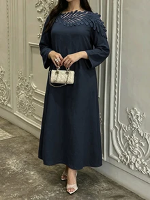 Al Najma 大尺碼女款領口葉片鏤空貼花 3D 秋冬長袖寬鬆版型大裙擺優雅洋裝 - 藏蓝色 - 查看 5