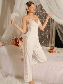 DelicateAllure طقم بيجامة نسائي أنيق نقي بتصميم دانتيل أبيض مرقع، نحيف ومحسن للطول، 2 قطعة - أبيض - مشاهدة 4