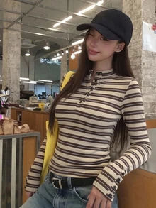 DAZY 女款夏季圓領半鈕扣性感修身簡約都市休閒內搭短袖T恤 - 黑色 - 查看 3