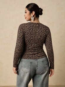 Freevana 女款大尺碼棕色長袖T恤－豹紋印花、抽褶腰部、修身彈性底層－秋冬優雅休閒穿搭 - 彩色 - 查看 2