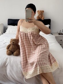 Napfluff CURVE Napfluff CURVE Gaun Tidur Longgar Nyaman Ukuran Besar dengan Tali Bahu Tipis dan Motif Kotak-kotak Kontras Renda - Berwarna merah muda - View 6