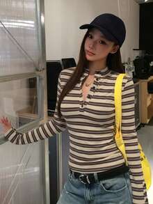 DAZY 女款夏季圓領半鈕扣性感修身簡約都市休閒內搭短袖T恤 - 黑色 - 查看 7
