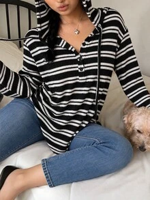 Vibekara 休閒優雅極簡學院風美式女款大碼條紋連帽長袖上衣，半開襟套頭式，寬鬆修身顯瘦，親膚柔軟面料，四季皆宜，適合戶外與室內穿著，秋冬款，黑白條紋多色 - 黑與白 - 查看 4