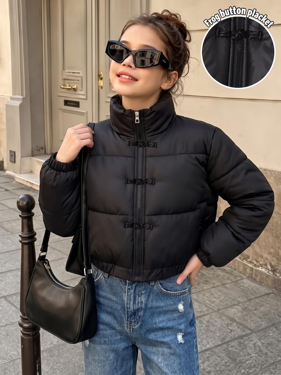 SHEIN 女童黑色亮面立領盤扣短款棉襖外套,經典立領設計,前襟配復古中式盤扣與內層拉鍊,短版修飾腰線顯高顯瘦,寬鬆長袖,百搭日常通勤棉襖 - 黑色 - 查看 1