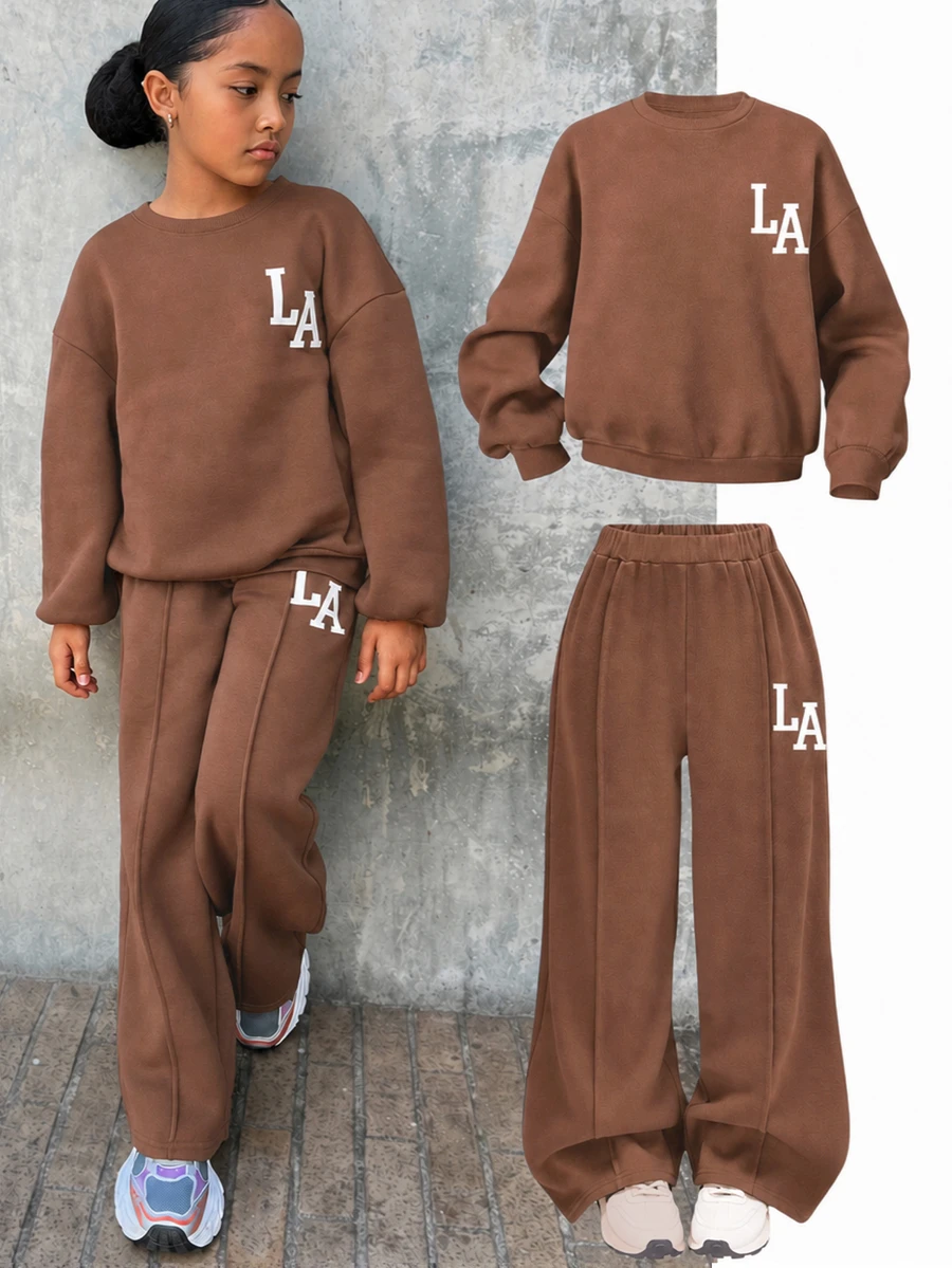 SHEIN 少女休閒「LA」字母印花針織純色寬鬆落肩長袖衛衣與百褶寬腿運動褲套裝,女童秋季服飾,女童秋季穿搭,女童冬季服飾 - 棕色 - 查看 1