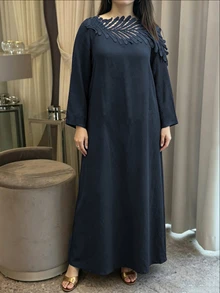 Al Najma 大尺碼女款領口葉片鏤空貼花 3D 秋冬長袖寬鬆版型大裙擺優雅洋裝 - 藏蓝色 - 查看 3