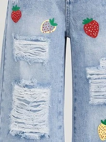 SHEIN Genkimix Kids 女童牛仔長褲 全季新款 Y2K 風格 復古淺藍色 鬆緊腰頭＋草莓印花設計 破洞磨損毛邊 雪花洗水 - 淺色水洗藍 - 查看 4