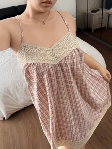 Napfluff CURVE Napfluff CURVE Gaun Tidur Longgar Nyaman Ukuran Besar dengan Tali Bahu Tipis dan Motif Kotak-kotak Kontras Renda - Berwarna merah muda - View 4